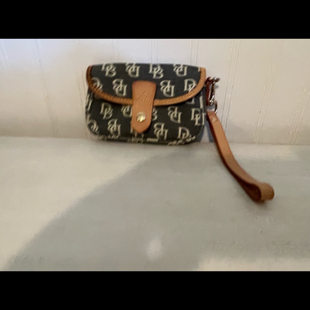 Dooney & bourke grey logo. Wristlet nwot